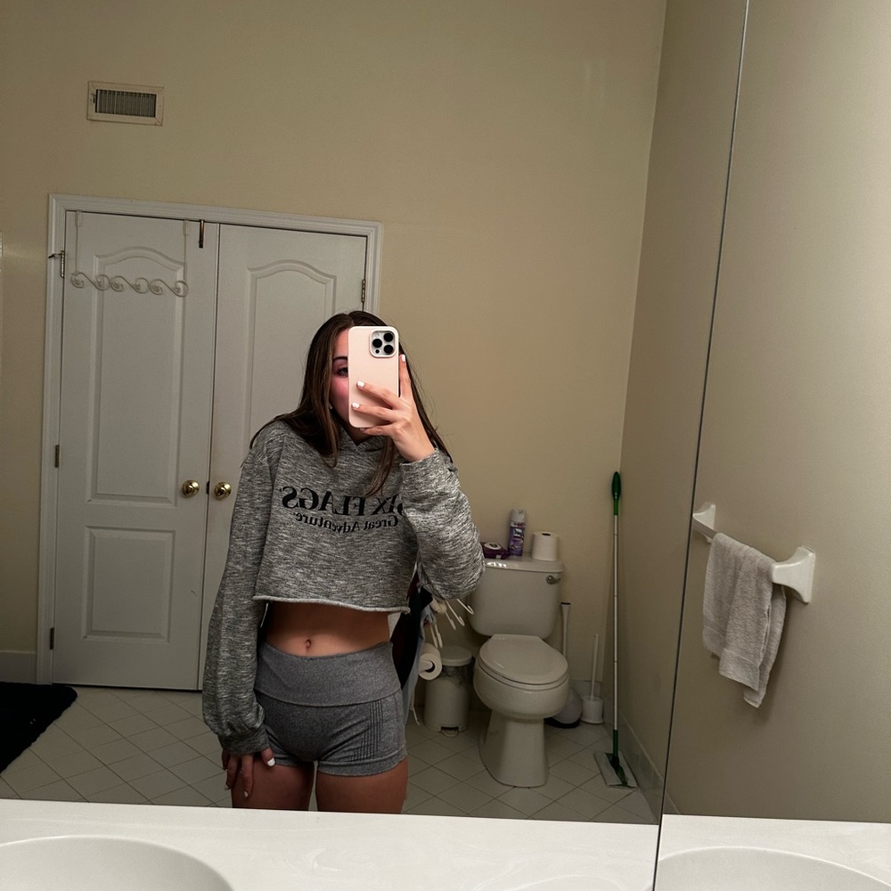 grey six flags cropped hoodie medium